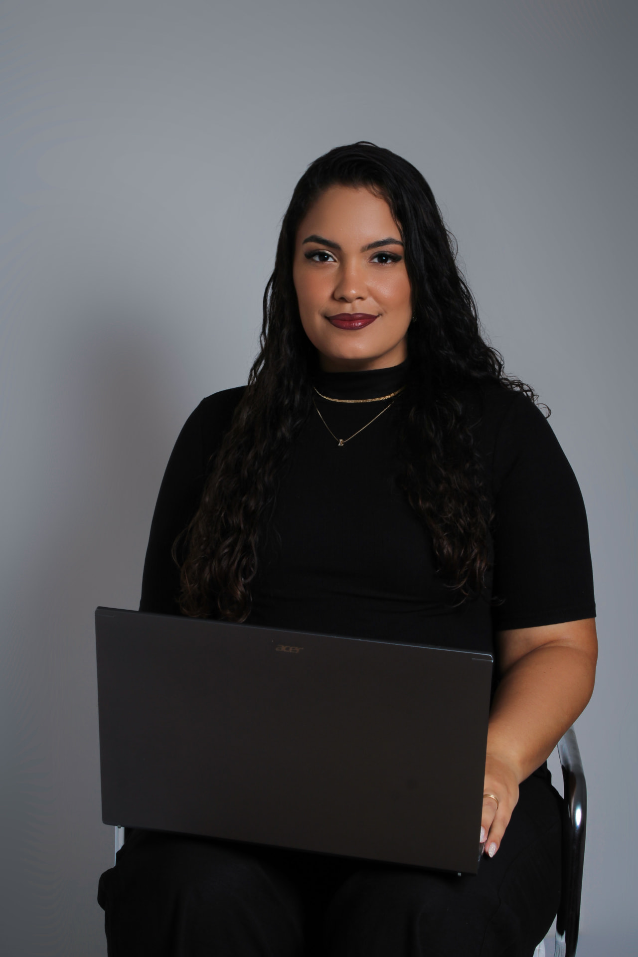 Profissional da Exvance sentada com notebook, pronta para atender clientes de todo o Brasil